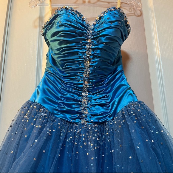 Royal blue Poofy Formal Gown/Dress with Sequins - Picture 4 of 11